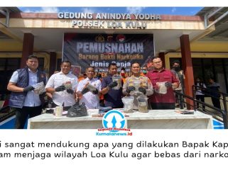 Kapolsek Loa Kulu, AKP Hari Supranoto, bersama Camat Loa Kulu, Ardiansyah, didampingi Kanit Reskrim Polsek Loa Kulu, Iptu Danto Utomo, Jaksa Penuntut Umum Kejaksaan Negeri Kutai Kartanegara, Riko Kriswantoro, Panitera Pengadilan Negeri Tenggarong, Rudi Novarin Anwar, serta KBO Satresnarkoba Polres Kutai Kartanegara, Iptu Sugiono, memperlihatkan barang bukti narkotika jenis ganja yang akan dimusnahkan dalam kegiatan di Mapolsek Loa Kulu, Rabu (3/6/2026). Foto: Fairuzzabady.