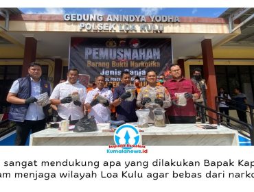 Kapolsek Loa Kulu, AKP Hari Supranoto, bersama Camat Loa Kulu, Ardiansyah, didampingi Kanit Reskrim Polsek Loa Kulu, Iptu Danto Utomo, Jaksa Penuntut Umum Kejaksaan Negeri Kutai Kartanegara, Riko Kriswantoro, Panitera Pengadilan Negeri Tenggarong, Rudi Novarin Anwar, serta KBO Satresnarkoba Polres Kutai Kartanegara, Iptu Sugiono, memperlihatkan barang bukti narkotika jenis ganja yang akan dimusnahkan dalam kegiatan di Mapolsek Loa Kulu, Rabu (3/6/2026). Foto: Fairuzzabady.