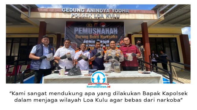 
 Kapolsek Loa Kulu, AKP Hari Supranoto, bersama Camat Loa Kulu, Ardiansyah, didampingi Kanit Reskrim Polsek Loa Kulu, Iptu Danto Utomo, Jaksa Penuntut Umum Kejaksaan Negeri Kutai Kartanegara, Riko Kriswantoro, Panitera Pengadilan Negeri Tenggarong, Rudi Novarin Anwar, serta KBO Satresnarkoba Polres Kutai Kartanegara, Iptu Sugiono, memperlihatkan barang bukti narkotika jenis ganja yang akan dimusnahkan dalam kegiatan di Mapolsek Loa Kulu, Rabu (3/6/2026). Foto: Fairuzzabady.