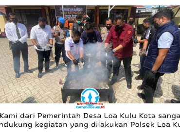Kapolsek Loa Kulu, AKP Hari Supranoto, bersama Camat Loa Kulu, Ardiansyah, didampingi Kanit Reskrim Polsek Loa Kulu, Iptu Danto Utomo, Jaksa Penuntut Umum Kejaksaan Negeri Kutai Kartanegara, Riko Kriswantoro, Panitera Pengadilan Negeri Tenggarong, Rudi Novarin Anwar, KBO Satresnarkoba Polres Kutai Kartanegara, Iptu Sugiono, serta Sekretaris Desa Loa Kulu Kota, Fajar Rian Saputra, memusnahkan barang bukti narkotika jenis ganja dalam kegiatan yang digelar di Mapolsek Loa Kulu, Rabu (3/6/2026). Foto: Fairuzzabady.