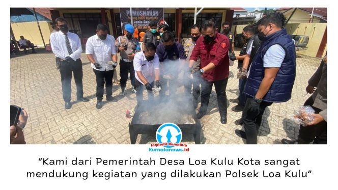 
 Kapolsek Loa Kulu, AKP Hari Supranoto, bersama Camat Loa Kulu, Ardiansyah, didampingi Kanit Reskrim Polsek Loa Kulu, Iptu Danto Utomo, Jaksa Penuntut Umum Kejaksaan Negeri Kutai Kartanegara, Riko Kriswantoro, Panitera Pengadilan Negeri Tenggarong, Rudi Novarin Anwar, KBO Satresnarkoba Polres Kutai Kartanegara, Iptu Sugiono, serta Sekretaris Desa Loa Kulu Kota, Fajar Rian Saputra, memusnahkan barang bukti narkotika jenis ganja dalam kegiatan yang digelar di Mapolsek Loa Kulu, Rabu (3/6/2026). Foto: Fairuzzabady.