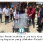 Kapolsek Loa Kulu, AKP Hari Supranoto, bersama Camat Loa Kulu, Ardiansyah, didampingi Kanit Reskrim Polsek Loa Kulu, Iptu Danto Utomo, Jaksa Penuntut Umum Kejaksaan Negeri Kutai Kartanegara, Riko Kriswantoro, Panitera Pengadilan Negeri Tenggarong, Rudi Novarin Anwar, KBO Satresnarkoba Polres Kutai Kartanegara, Iptu Sugiono, serta Sekretaris Desa Loa Kulu Kota, Fajar Rian Saputra, memusnahkan barang bukti narkotika jenis ganja dalam kegiatan yang digelar di Mapolsek Loa Kulu, Rabu (3/6/2026). Foto: Fairuzzabady.