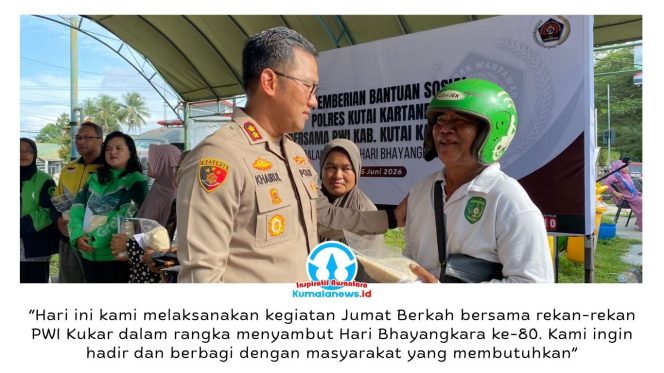 
 Kapolres Kutai Kartanegara AKBP Khairul Basyar menyerahkan bantuan sosial kepada warga saat kegiatan bakti sosial yang digelar Polres Kutai Kartanegara bersama Persatuan Wartawan Indonesia (PWI) Kabupaten Kukar dalam rangka menyambut Hari Bhayangkara ke-80 Tahun 2026. Kegiatan yang berlangsung di halaman parkir penyeberangan Pulau Kumala, Tenggarong, Jumat (5/6/2026), mendapat sambutan antusias dari masyarakat. Foto: Fairuzzabady.