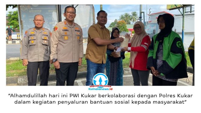 
 Ketua Persatuan Wartawan Indonesia (PWI) Kabupaten Kutai Kartanegara, Andi Wibowo, menyerahkan bantuan sosial kepada warga dalam kegiatan bakti sosial yang digelar bersama Polres Kutai Kartanegara untuk menyambut Hari Bhayangkara ke-80 Tahun 2026. Kegiatan yang berlangsung di halaman parkir penyeberangan Pulau Kumala, Tenggarong, Jumat (5/6/2026), tersebut mendapat sambutan antusias dari masyarakat dan menjadi wujud sinergi kepedulian antara insan pers dan kepolisian terhadap warga yang membutuhkan. Foto: Fairuzzabady.