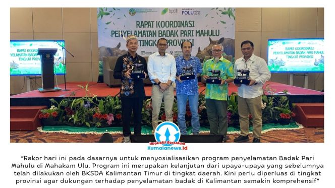 
 Pemberian cenderamata kepada peserta Rapat Koordinasi Penyelamatan Badak Pari Mahulu Tingkat Provinsi yang digelar Balai Konservasi Sumber Daya Alam (BKSDA) Kalimantan Timur di Balikpapan, Senin (8/6/2026). Kegiatan tersebut menjadi momentum penyatuan komitmen berbagai pihak untuk mendukung proses translokasi Badak Pari Mahulu sebagai upaya penyelamatan spesies langka yang terancam punah.