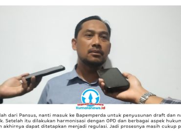 Wakil Ketua Pansus III DPRD Kota Samarinda, Abdul Rohim, memberikan keterangan terkait pembahasan pengelolaan sempadan sungai yang difokuskan pada pengendalian banjir, penataan kawasan, dan revitalisasi fungsi sungai di Kota Samarinda. Foto: Yana Ashari.