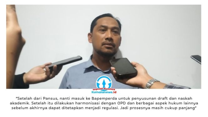 
 Wakil Ketua Pansus III DPRD Kota Samarinda, Abdul Rohim, memberikan keterangan terkait pembahasan pengelolaan sempadan sungai yang difokuskan pada pengendalian banjir, penataan kawasan, dan revitalisasi fungsi sungai di Kota Samarinda. Foto: Yana Ashari.