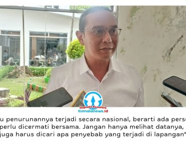 Ketua Komisi IV DPRD Kota Samarinda, Mohammad Novan Syahronny Pasie, memberikan keterangan kepada awak media terkait menurunnya capaian siswa pada mata pelajaran dasar, khususnya matematika dan bahasa asing, yang terjadi secara nasional. Ia menilai kondisi tersebut perlu menjadi perhatian serius pemerintah, termasuk dalam upaya pemenuhan kebutuhan tenaga pendidik di daerah. Foto: Yana Ashari.