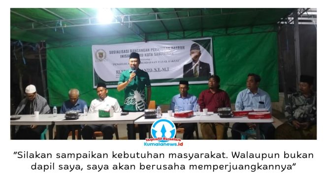 
 Anggota DPRD Kota Samarinda sekaligus Anggota Pansus II, Rusdi Doviyanto (Dovy), menyampaikan sosialisasi Raperda tentang Pengelolaan dan Pemberdayaan Pasar Rakyat kepada warga di Perumahan Bukit Hijau, Kelurahan Mugirejo, Kecamatan Sungai Pinang, Minggu (19/7/2026) malam. Foto: Yana Ashari.