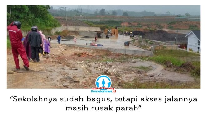 
 Kondisi jalan menuju SDN 022 Balikpapan Timur di kawasan Batakan rusak parah dan berlumpur saat hujan, sehingga mengganggu aktivitas siswa, guru, orang tua, dan masyarakat yang melintas, Senin (20/7/2026). Foto: M Hilmansyah.