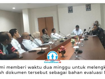 Ketua Komisi II DPRD Kota Samarinda Iswandi memimpin rapat dengar pendapat (hearing) bersama jajaran Perumda Tirta Kencana untuk mengevaluasi kinerja dan membahas target pelayanan air bersih 100 persen di Gedung DPRD Kota Samarinda, Rabu (1/7/2026). Foto: Yana Ashari.