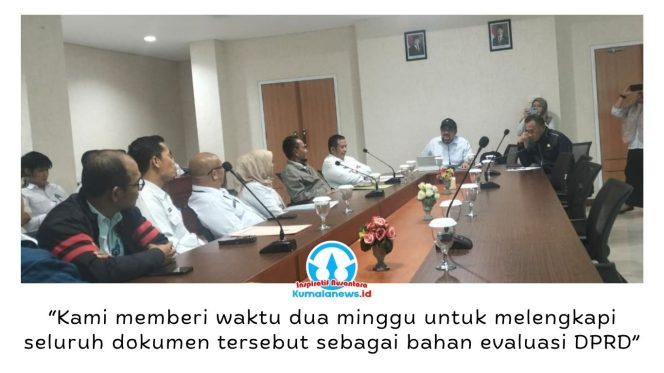 
 Ketua Komisi II DPRD Kota Samarinda Iswandi memimpin rapat dengar pendapat (hearing) bersama jajaran Perumda Tirta Kencana untuk mengevaluasi kinerja dan membahas target pelayanan air bersih 100 persen di Gedung DPRD Kota Samarinda, Rabu (1/7/2026). Foto: Yana Ashari.