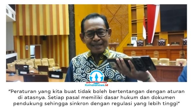 
 Ketua Bapemperda DPRD Kota Samarinda, Kamaruddin, memimpin pembahasan awal Raperda Rencana Perlindungan dan Pengelolaan Lingkungan Hidup bersama sejumlah OPD di Ruang Rapat Paripurna DPRD Kota Samarinda, Kamis (2/7/2026). Foto: Yana Ashari.