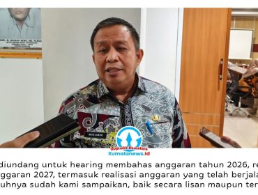 Kepala Disporapar Kota Samarinda, Muslimin, menyampaikan optimisme pencapaian target Pendapatan Asli Daerah (PAD) tahun 2026 usai mengikuti rapat dengar pendapat bersama Komisi IV DPRD Kota Samarinda. Foto: Yana Ashari.