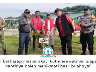 Ketua DPC PDI Perjuangan Kota Samarinda, Iswandi, yang juga Ketua Komisi II DPRD Kota Samarinda, bersama Ronal Stephen Lonteng, Romadhony Putra Pratama, jajaran pengurus dan kader partai, serta Camat Samarinda Ulu, Sujono, berfoto bersama usai melakukan penanaman bibit pohon buah dalam rangka Bulan Bung Karno 2026 di kawasan Folder Air Hitam, Samarinda, Jumat (3/7/2026). Foto: Yana Ashari.