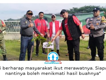 Ketua DPC PDI Perjuangan Kota Samarinda, Iswandi, yang juga Ketua Komisi II DPRD Kota Samarinda, bersama Ronal Stephen Lonteng, Romadhony Putra Pratama, jajaran pengurus dan kader partai, serta Camat Samarinda Ulu, Sujono, berfoto bersama usai melakukan penanaman bibit pohon buah dalam rangka Bulan Bung Karno 2026 di kawasan Folder Air Hitam, Samarinda, Jumat (3/7/2026). Foto: Yana Ashari.