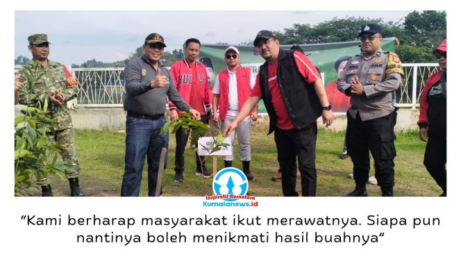 
 Ketua DPC PDI Perjuangan Kota Samarinda, Iswandi, yang juga Ketua Komisi II DPRD Kota Samarinda, bersama Ronal Stephen Lonteng, Romadhony Putra Pratama, jajaran pengurus dan kader partai, serta Camat Samarinda Ulu, Sujono, berfoto bersama usai melakukan penanaman bibit pohon buah dalam rangka Bulan Bung Karno 2026 di kawasan Folder Air Hitam, Samarinda, Jumat (3/7/2026). Foto: Yana Ashari.