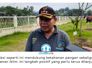 Camat Samarinda Ulu, Sujono, mengapresiasi aksi penanaman bibit pohon buah yang digelar DPC PDI Perjuangan Kota Samarinda dalam rangka Bulan Bung Karno 2026 di kawasan Folder Air Hitam, Samarinda, Jumat (3/7/2026). Foto: Yana Ashari.