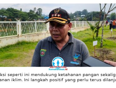 Camat Samarinda Ulu, Sujono, mengapresiasi aksi penanaman bibit pohon buah yang digelar DPC PDI Perjuangan Kota Samarinda dalam rangka Bulan Bung Karno 2026 di kawasan Folder Air Hitam, Samarinda, Jumat (3/7/2026). Foto: Yana Ashari.