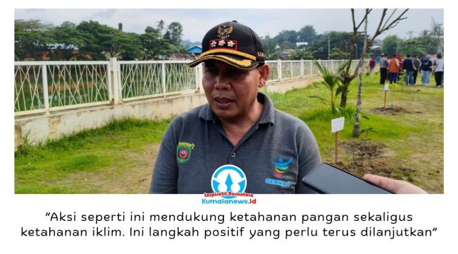 Camat Samarinda Ulu, Sujono, mengapresiasi aksi penanaman bibit pohon buah yang digelar DPC PDI Perjuangan Kota Samarinda dalam rangka Bulan Bung Karno 2026 di kawasan Folder Air Hitam, Samarinda, Jumat (3/7/2026). Foto: Yana Ashari.