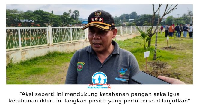 
 Camat Samarinda Ulu, Sujono, mengapresiasi aksi penanaman bibit pohon buah yang digelar DPC PDI Perjuangan Kota Samarinda dalam rangka Bulan Bung Karno 2026 di kawasan Folder Air Hitam, Samarinda, Jumat (3/7/2026). Foto: Yana Ashari.