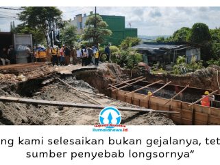 Wakil Wali Kota Balikpapan, Dr. Ir. H. Bagus Susetyo, MM, meninjau progres perbaikan jalan longsor di Jalan Syafrudin Yoes, Balikpapan Selatan, Selasa (7/7/2026), guna memastikan proyek penanganan permanen berjalan sesuai jadwal dan selesai tepat waktu. Foto: M Hilmansyah.