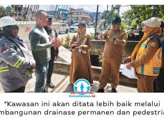Wakil Wali Kota Balikpapan, Dr. Ir. H. Bagus Susetyo, MM, meninjau progres pembangunan drainase dan pedestrian di depan Kantor Inhutani, Jalan MT Haryono, Balikpapan, Selasa (7/7/2026), guna memastikan proyek berjalan sesuai target dengan mengutamakan keselamatan dan kenyamanan pengguna jalan. Foto: M Hilmansyah.