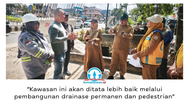 Wakil Wali Kota Balikpapan, Dr. Ir. H. Bagus Susetyo, MM, meninjau progres pembangunan drainase dan pedestrian di depan Kantor Inhutani, Jalan MT Haryono, Balikpapan, Selasa (7/7/2026), guna memastikan proyek berjalan sesuai target dengan mengutamakan keselamatan dan kenyamanan pengguna jalan. Foto: M Hilmansyah.