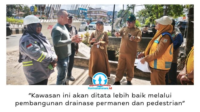 
 Wakil Wali Kota Balikpapan, Dr. Ir. H. Bagus Susetyo, MM, meninjau progres pembangunan drainase dan pedestrian di depan Kantor Inhutani, Jalan MT Haryono, Balikpapan, Selasa (7/7/2026), guna memastikan proyek berjalan sesuai target dengan mengutamakan keselamatan dan kenyamanan pengguna jalan. Foto: M Hilmansyah.