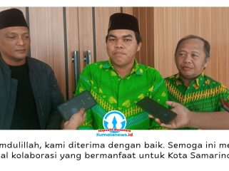 Wakil Ketua II Syarikat Islam Kota Samarinda, Buyung Sanjaya, menyampaikan apresiasi kepada Ketua DPRD Kota Samarinda, Helmi Abdullah, usai audiensi yang berlangsung di Ruang Ketua DPRD. Pertemuan tersebut menjadi langkah awal memperkuat sinergi antara Syarikat Islam dan DPRD dalam mendukung pembangunan daerah. Foto: Yana Ashari.