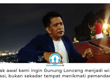 Pemandu Wisata Samarinda Seberang sekaligus Ketua LPM Kecamatan Samarinda Seberang, Rusdiansyah Rais, menjelaskan konsep pengembangan Wisata Gunung Lonceng yang telah dirancang sejak 2015 saat ditemui di kawasan Tebing Lonceng, Sabtu (11/7/2026) malam. Foto: Yana Ashari.
