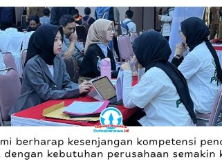 Para pencari kerja mengikuti sesi walk-in interview pada Job Fair Kukar 2026 di Gedung PKM Tenggarong Seberang, Kabupaten Kutai Kartanegara, Selasa (14/7/2026). Foto: Fairuzzabady.