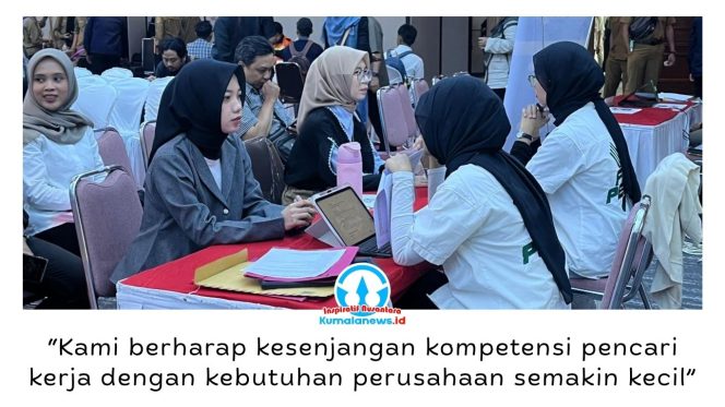 
 Para pencari kerja mengikuti sesi walk-in interview pada Job Fair Kukar 2026 di Gedung PKM Tenggarong Seberang, Kabupaten Kutai Kartanegara, Selasa (14/7/2026). Foto: Fairuzzabady.