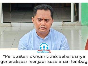 Ketua Yayasan Pondok Modern Ibadurrahman, Sadly El Udwany, memberikan keterangan pers di Pondok Modern Ibadurrahman, Desa Bangun Rejo, Kecamatan Tenggarong Seberang, Selasa (14/7/2026). Yayasan menilai pencabutan Nomor Statistik Pesantren (NSP) oleh Kementerian Agama melalui SK Dirjen Pendidikan Islam Nomor 1307 Tahun 2026 cacat secara administrasi. Foto: Akmal Hafidz Krisnowo.