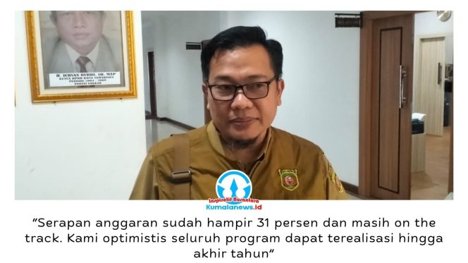 
 Kepala Dinas Sosial Kota Samarinda, Mochammad Arif Surochman, memberikan keterangan usai rapat bersama Komisi IV DPRD Samarinda, Selasa (14/7/2026). Dinsos memastikan pelaksanaan program Tahun Anggaran 2026 berjalan sesuai target dengan serapan anggaran mencapai sekitar 31 persen hingga pertengahan tahun. Foto: Yana Ashari.