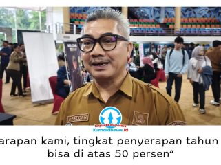 Kepala Dinas Ketenagakerjaan Kota Balikpapan, Adamin Siregar, memberikan keterangan saat pembukaan Job Market Fair (JMF) 2026 di BSCC Dome, Selasa (14/7/2026). Disnaker menargetkan tingkat penyerapan tenaga kerja pada JMF tahun ini melampaui 50 persen seiring jumlah lowongan yang hampir seimbang dengan jumlah pencari kerja. Foto: M Hilmansyah.