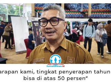 Kepala Dinas Ketenagakerjaan Kota Balikpapan, Adamin Siregar, memberikan keterangan saat pembukaan Job Market Fair (JMF) 2026 di BSCC Dome, Selasa (14/7/2026). Disnaker menargetkan tingkat penyerapan tenaga kerja pada JMF tahun ini melampaui 50 persen seiring jumlah lowongan yang hampir seimbang dengan jumlah pencari kerja. Foto: M Hilmansyah.