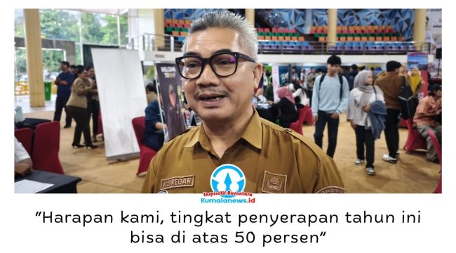 Kepala Dinas Ketenagakerjaan Kota Balikpapan, Adamin Siregar, memberikan keterangan saat pembukaan Job Market Fair (JMF) 2026 di BSCC Dome, Selasa (14/7/2026). Disnaker menargetkan tingkat penyerapan tenaga kerja pada JMF tahun ini melampaui 50 persen seiring jumlah lowongan yang hampir seimbang dengan jumlah pencari kerja. Foto: M Hilmansyah.