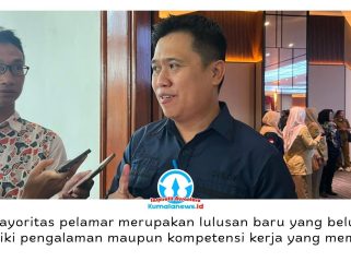 Pelaksana Tugas (Plt) Kepala Distransnaker Kutai Kartanegara, Dendi Irwan Fahriza, menyampaikan mayoritas peserta Job Fair 2026 merupakan lulusan baru usia produktif yang masih memerlukan peningkatan kompetensi untuk memenuhi kebutuhan dunia industri. Foto: Fairuzzabady.