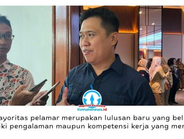 Pelaksana Tugas (Plt) Kepala Distransnaker Kutai Kartanegara, Dendi Irwan Fahriza, menyampaikan mayoritas peserta Job Fair 2026 merupakan lulusan baru usia produktif yang masih memerlukan peningkatan kompetensi untuk memenuhi kebutuhan dunia industri. Foto: Fairuzzabady.