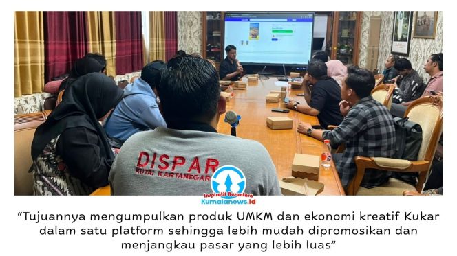 
 Dinas Pariwisata Kabupaten Kutai Kartanegara memperkenalkan aplikasi KukarGo kepada pelaku ekonomi kreatif melalui kegiatan sosialisasi dan pendampingan di Ruang Rapat Dispar Kukar, Kamis (16/7/2026). Aplikasi ini disiapkan sebagai katalog lokal digital untuk memperluas promosi produk dan jasa pelaku usaha kreatif di Kukar. Foto: Fairuzzabady.