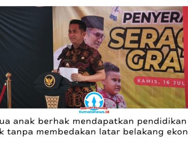 Wali Kota Balikpapan Rahmad Mas'ud menyampaikan sambutan saat penyerahan simbolis seragam sekolah gratis kepada peserta didik baru di SD Negeri 009 Balikpapan Utara, Kamis (16/7/2026). Program ini menjadi bagian dari komitmen Pemkot Balikpapan dalam mendukung akses pendidikan yang merata. Foto: M Hilmansyah.