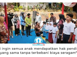 Wali Kota Balikpapan Rahmad Mas'ud didampingi Kepala Disdikbud Balikpapan Irfan Taufik menyerahkan secara simbolis bantuan 150 ribu stel seragam sekolah gratis kepada perwakilan peserta didik baru tahun ajaran 2026/2027 di SD Negeri 009 Balikpapan Utara, Kamis (16/7/2026). Foto: M Hilmansyah.