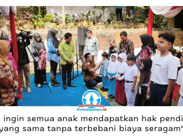 Wali Kota Balikpapan Rahmad Mas'ud didampingi Kepala Disdikbud Balikpapan Irfan Taufik menyerahkan secara simbolis bantuan 150 ribu stel seragam sekolah gratis kepada perwakilan peserta didik baru tahun ajaran 2026/2027 di SD Negeri 009 Balikpapan Utara, Kamis (16/7/2026). Foto: M Hilmansyah.
