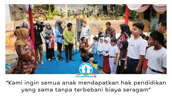 
 Wali Kota Balikpapan Rahmad Mas'ud didampingi Kepala Disdikbud Balikpapan Irfan Taufik menyerahkan secara simbolis bantuan 150 ribu stel seragam sekolah gratis kepada perwakilan peserta didik baru tahun ajaran 2026/2027 di SD Negeri 009 Balikpapan Utara, Kamis (16/7/2026). Foto: M Hilmansyah.