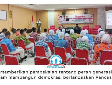Ketua DPRD Kota Samarinda memberikan pembekalan kepada 42 Calon Pasukan Pengibar Bendera Pusaka (Paskibraka) Kota Samarinda dengan materi Peran Generasi Muda dalam Membangun Demokrasi Berlandaskan Pancasila di Aula Dinas Perpustakaan dan Kearsipan Kota Samarinda, Kamis (16/7/2026). Foto: Asnan.