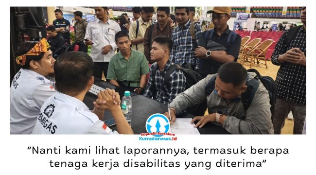 Para pencari kerja mengunjungi salah satu stan perusahaan yang membuka lowongan pada Job Market Fair 2026 di Balikpapan Sport and Convention Center (BSCC) Dome, Balikpapan, 14–15 Juli 2026. Foto: M Hilmansyah.