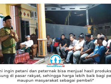 Anggota Pansus II DPRD Kota Samarinda, Rusdi Doviyanto, menyampaikan materi sosialisasi Raperda Pengelolaan dan Pemberdayaan Pasar Rakyat di Kelurahan Sambutan, Sabtu (18/7/2026) malam, guna menyerap aspirasi masyarakat sebagai bahan penyempurnaan regulasi. Foto: Yana Ashari.