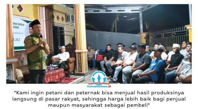 Anggota Pansus II DPRD Kota Samarinda, Rusdi Doviyanto, menyampaikan materi sosialisasi Raperda Pengelolaan dan Pemberdayaan Pasar Rakyat di Kelurahan Sambutan, Sabtu (18/7/2026) malam, guna menyerap aspirasi masyarakat sebagai bahan penyempurnaan regulasi. Foto: Yana Ashari.