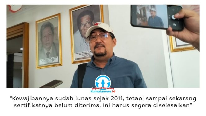 
 Ketua Komisi II DPRD Kota Samarinda, Iswandi, memberikan keterangan usai audiensi terkait pengaduan nasabah yang belum menerima sertifikat rumah meski telah melunasi kredit sejak 2011. DPRD mendesak Bank BTN dan pihak developer segera menuntaskan persoalan tersebut. Foto: Yana Ashari.